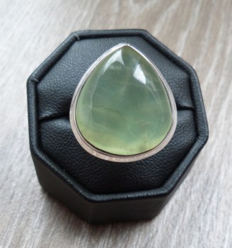 Zilveren ring met druppelvorm Prehniet maat 17.5 mm